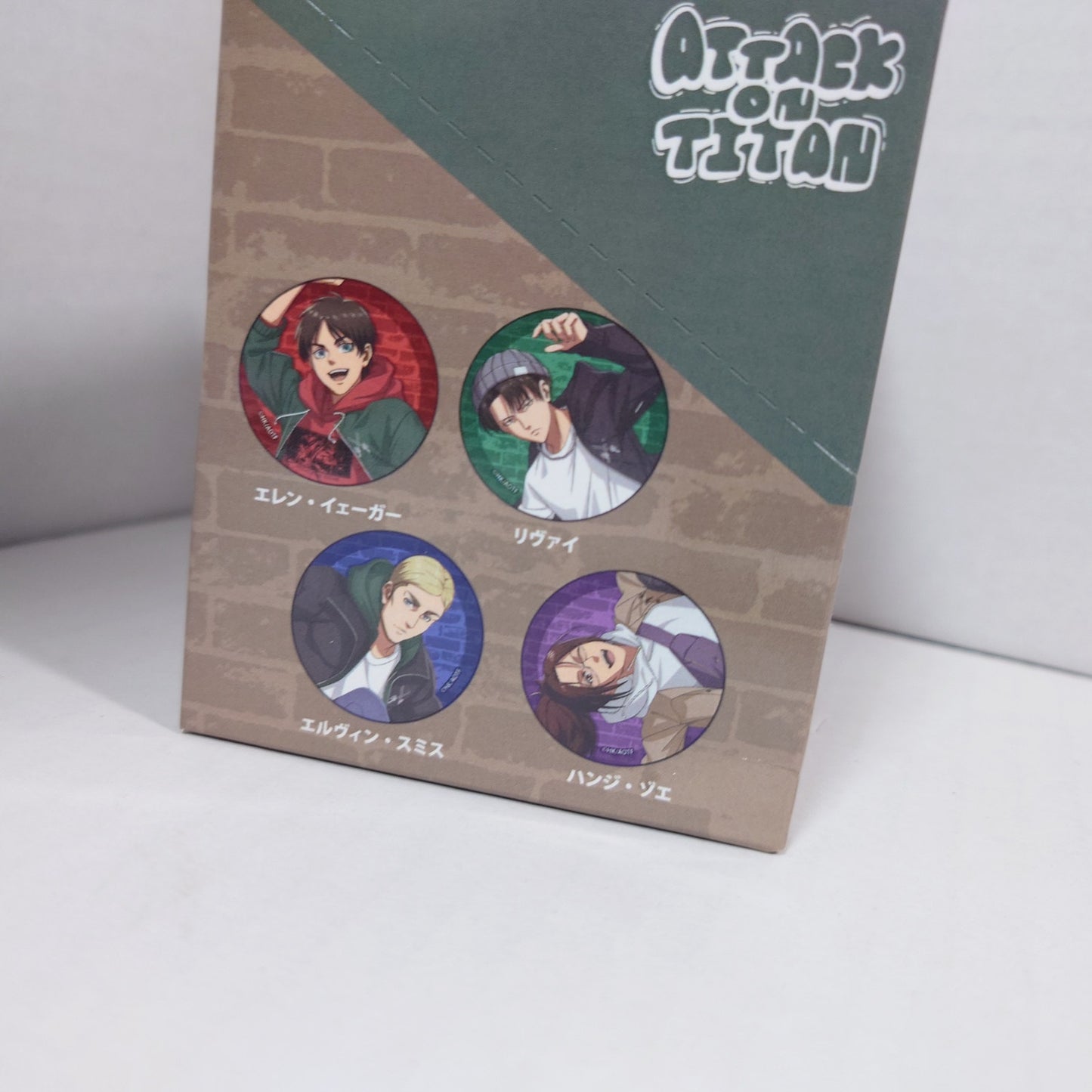 Attack on Titan Badge Skater Box Set
