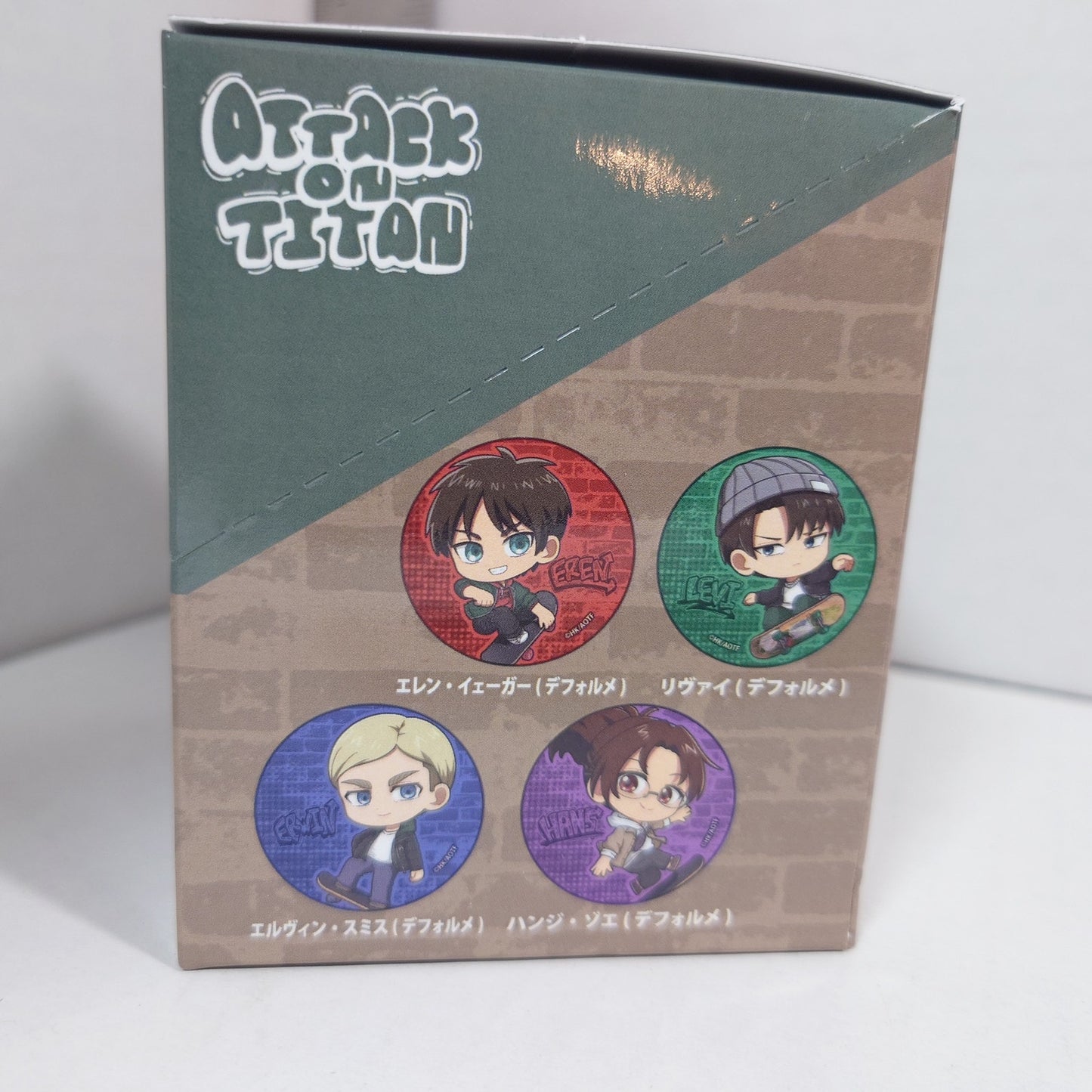 Attack on Titan Badge Skater Box Set